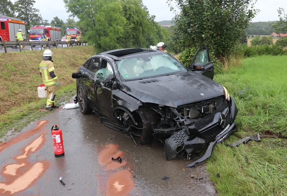 POL-HX: Mercedes überschlägt sich mehrfach Warburg (ots)