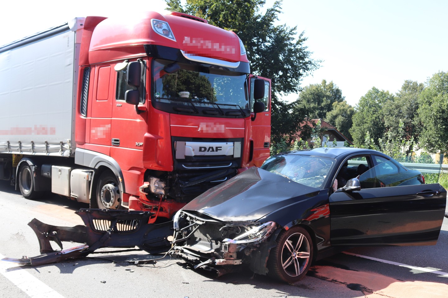 POL-HX: Zusammenstoß zwischen Pkw und Lkw - Drei Personen verletzt