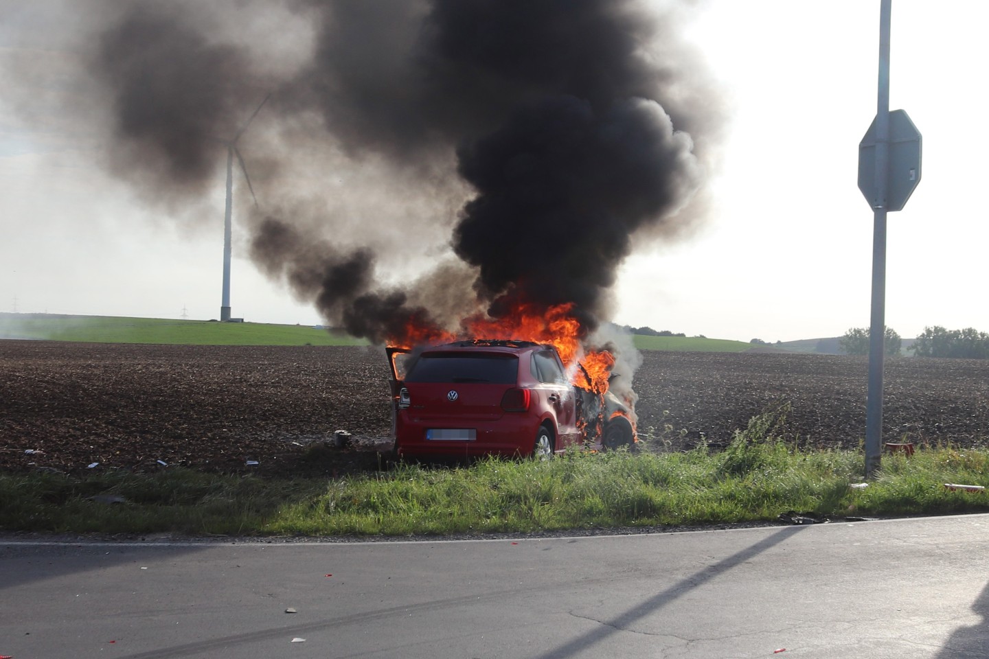 Bildunterschrift: Der Polo fing Feuer und musste gelöscht werden.