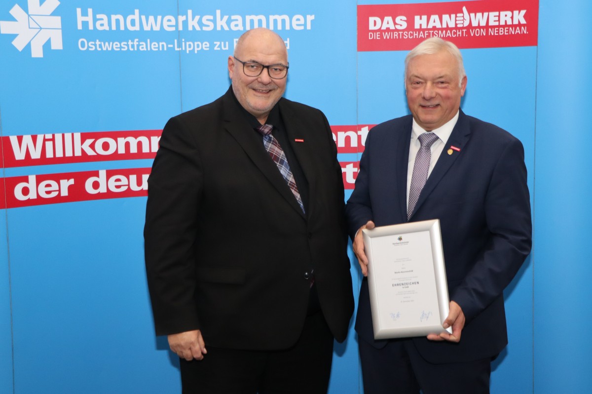 Das Bild VV-Ehrung-Knorrenschild.JPG zeigt: (v. l.) Kammerpräsident Peter Eul und Martin Knorrenschild. 
