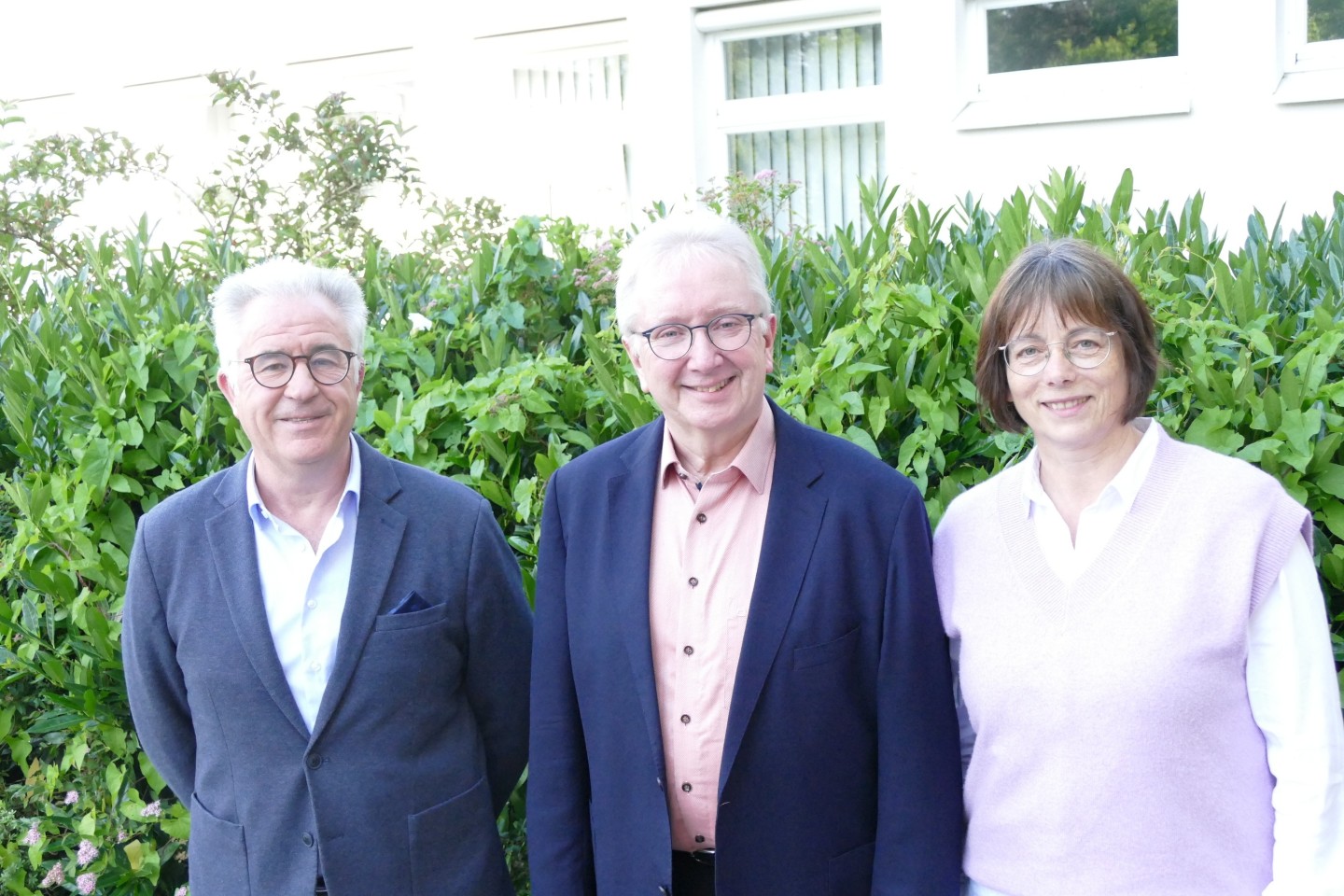 Bildunterschrift: Schulleiter Antonio Burgos, Hans-Martin Fröhling und Dr. Doris Nolte (v.l.n.r.).