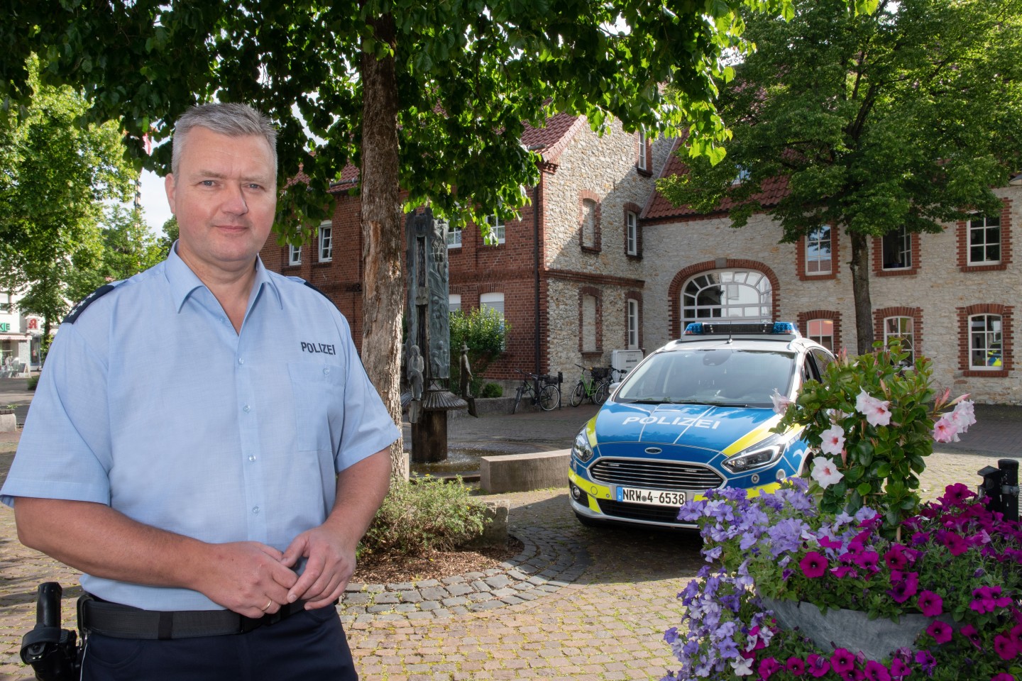 Foto: Polizei Lippe / Sonja Thelaner -  Sascha Lentzel ist neuer Kontaktbeamter für Jung & Alt in Schlangen. Lippe (ots)