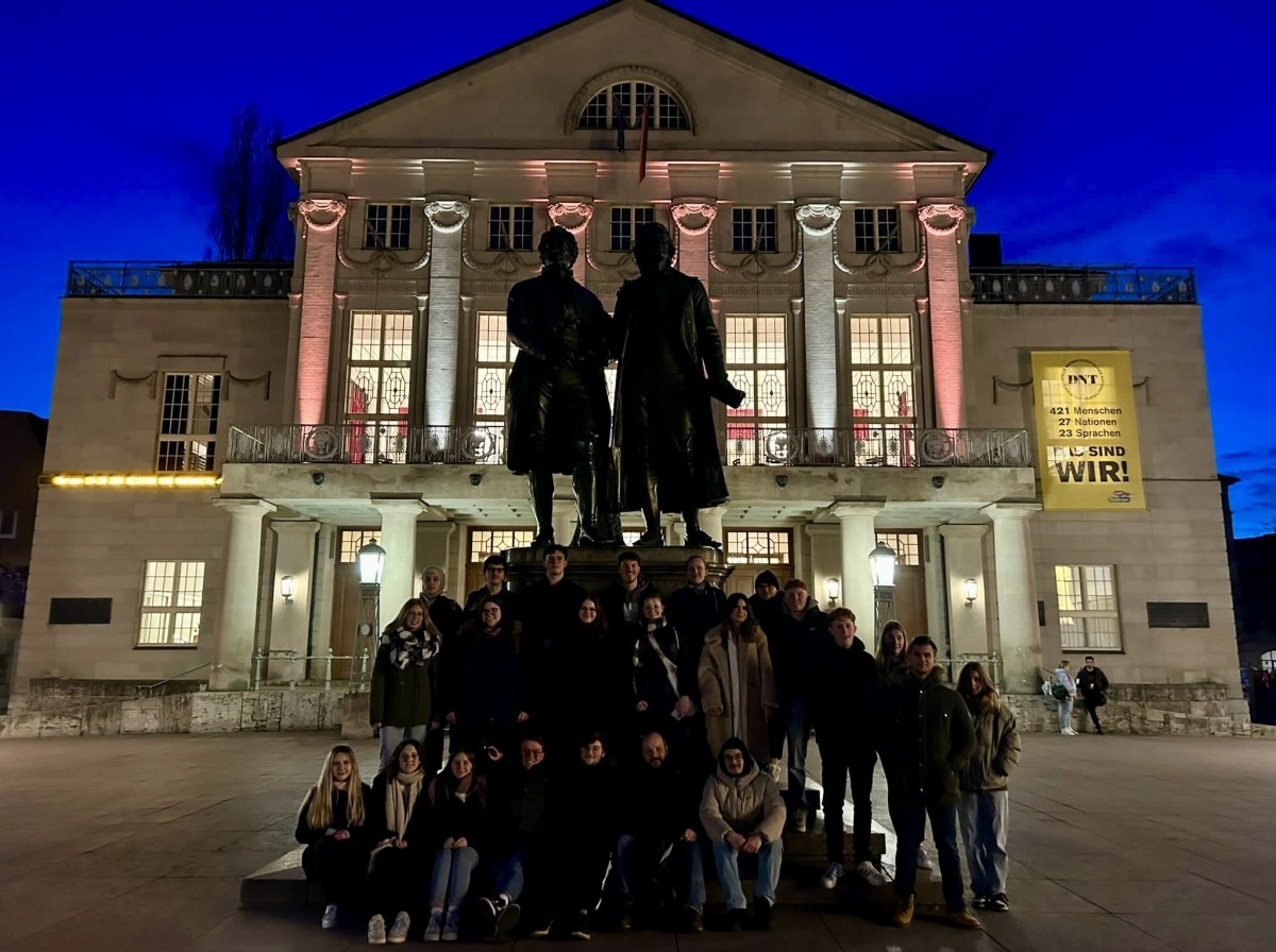 Foto 1: Es zeigt die Schüler:innen der Q2 vor dem Goethe-Schiller-Denkmal in Weimar.