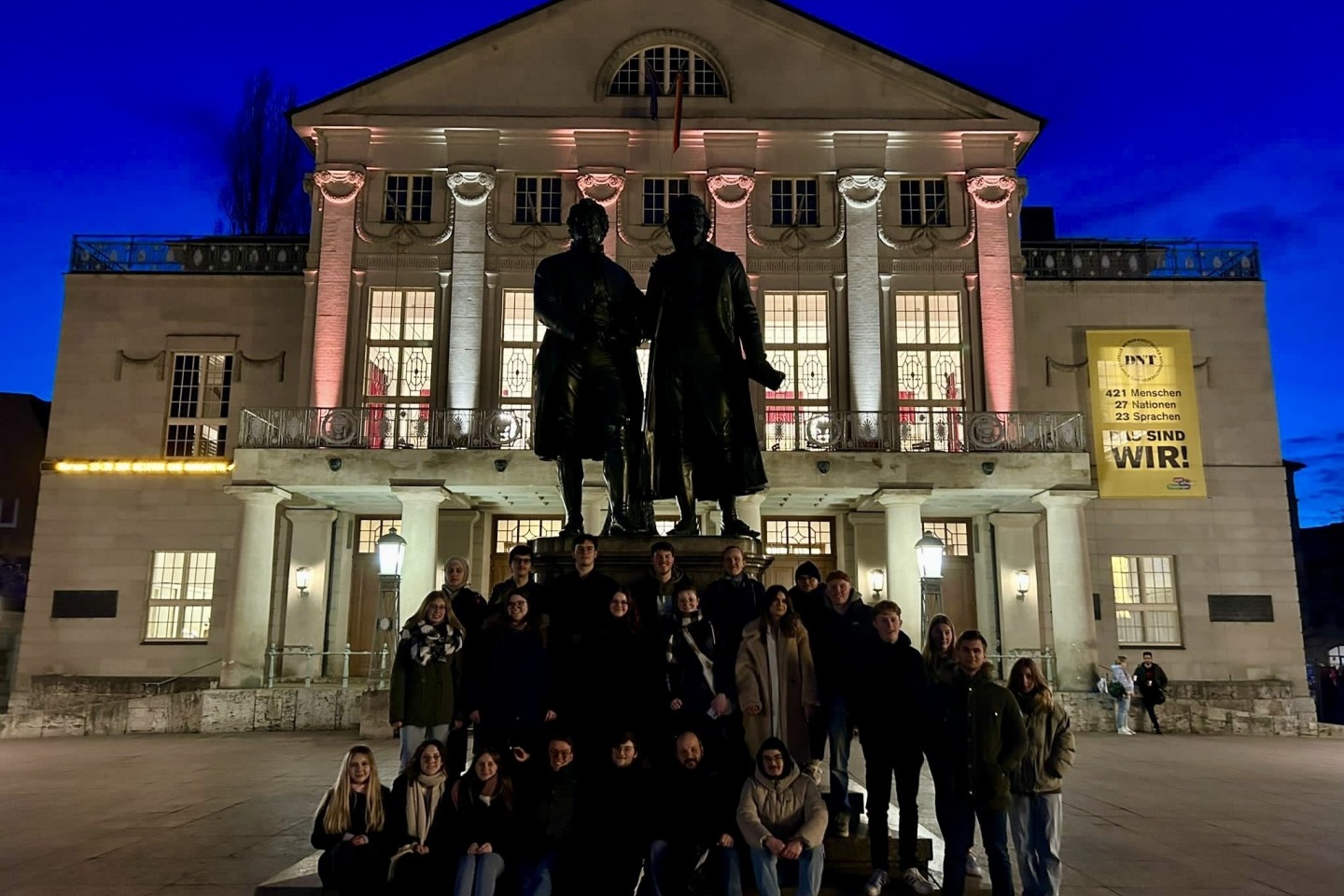  Foto 1: Es zeigt die Schüler:innen der Q2 vor dem Goethe-Schiller-Denkmal in Weimar.