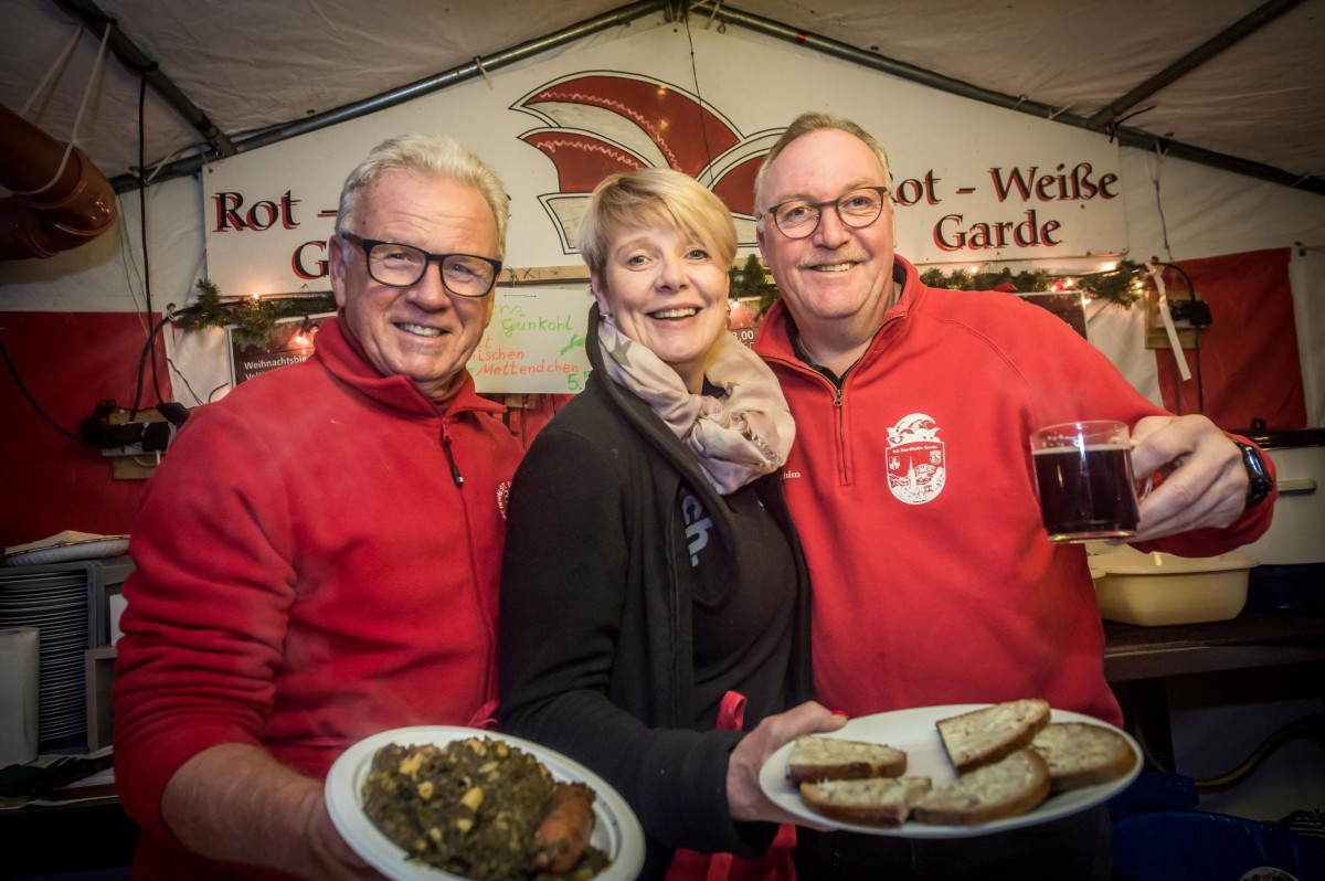 Foto - 23: Viele Vereine beteiligen sich mit eigenen Ständen auf dem Adventsmarkt und sorgen für gute Stimmung wie im Zelt der KG Rot-Weiße Garde wie hier im letzten Jahr mit Herbert Pawlak, Ulrike Loke und Achim Surmann