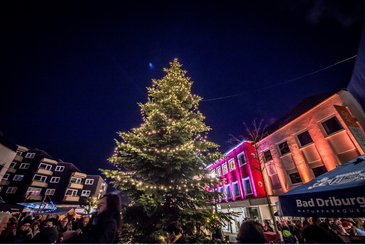 Foto 1: Eine atmosphärische Beleuchtung während des Bad Driburger Adventsmarktes stimmt am ersten Adventswochenende auf die gemütliche Weihnachtszeit ein.