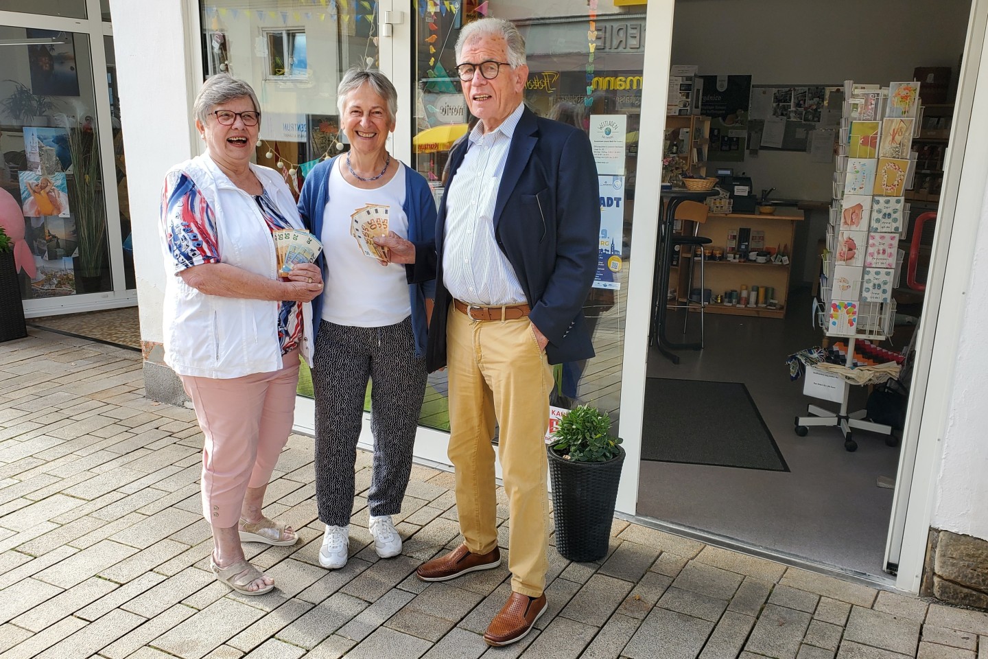 Foto Hubert  Meiners: v.l. Editha Henkst, Edeltraud Parensen YEBO und August Barkhausen, ehem. 2. Vorsitzender der Freunde Äthiopiens.