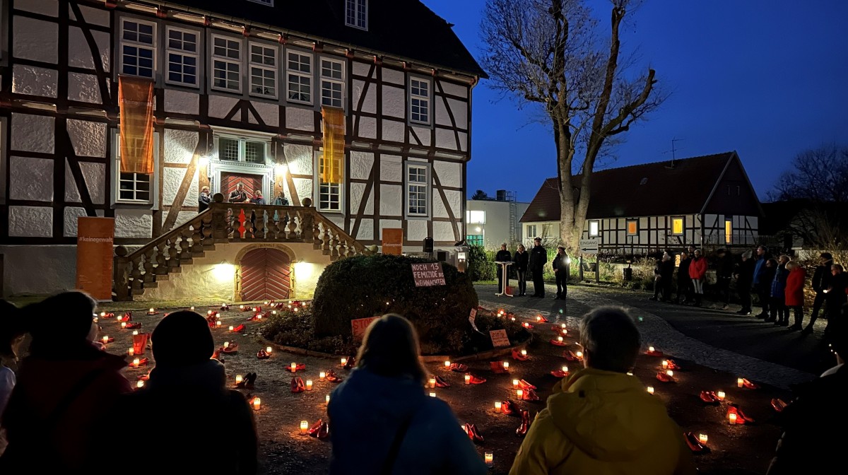 Foto: Thomas Finke Fotounterzeile ( von links): Andrea Brings (Kreispolizeibehörde), Simone Böhmer (Kreis Paderborn), Manuela Fischer (Stadt Bad Lippspringe), Miriam Arens (Stadt Salzkotten), Verena Haese ( stellv. Landrätin Kreis Paderborn), Christina Müller (Gemeinde Borchen), Ulrich Ettler (Leitender Polizeidirektor Kreispolizeibehörde), Rita Junker (Stadt Lichtenau), Norika Creuzmann (Abgeordnete des Landtages NRW), Uwe Gockel ( Bürgermeister Gemeinde Borchen), Rita Köllner (Stadt Delbrück) , Ingrid Rüther ( Stadt Bad Wünnenberg)