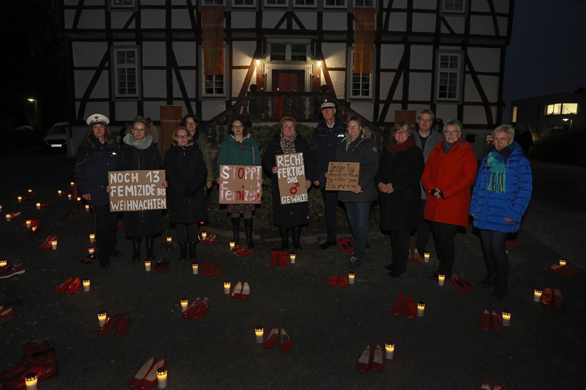 Foto: Thomas Finke Fotounterzeile ( von links): Andrea Brings (Kreispolizeibehörde), Simone Böhmer (Kreis Paderborn), Manuela Fischer (Stadt Bad Lippspringe), Miriam Arens (Stadt Salzkotten), Verena Haese ( stellv. Landrätin Kreis Paderborn), Christina Müller (Gemeinde Borchen), Ulrich Ettler (Leitender Polizeidirektor Kreispolizeibehörde), Rita Junker (Stadt Lichtenau), Norika Creuzmann (Abgeordnete des Landtages NRW), Uwe Gockel ( Bürgermeister Gemeinde Borchen), Rita Köllner (Stadt Delbrück) , Ingrid Rüther ( Stadt Bad Wünnenberg)